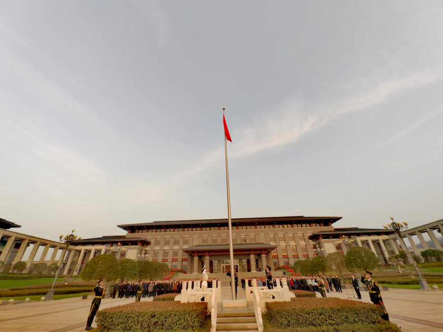 省委黨校（行政學(xué)院）舉行2024年春季學(xué)期升旗儀式2